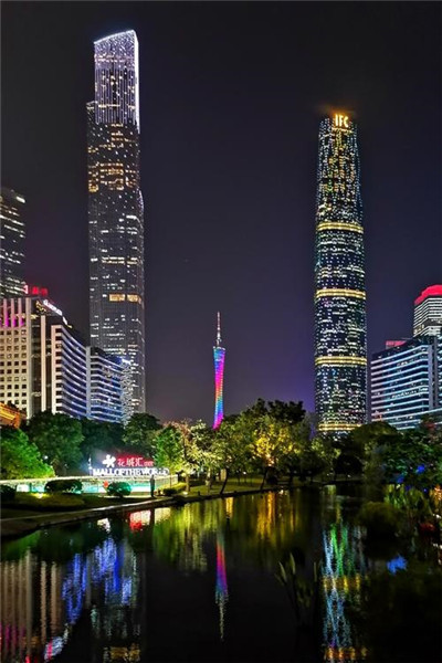 尽情享受美女陪伴的休闲时光